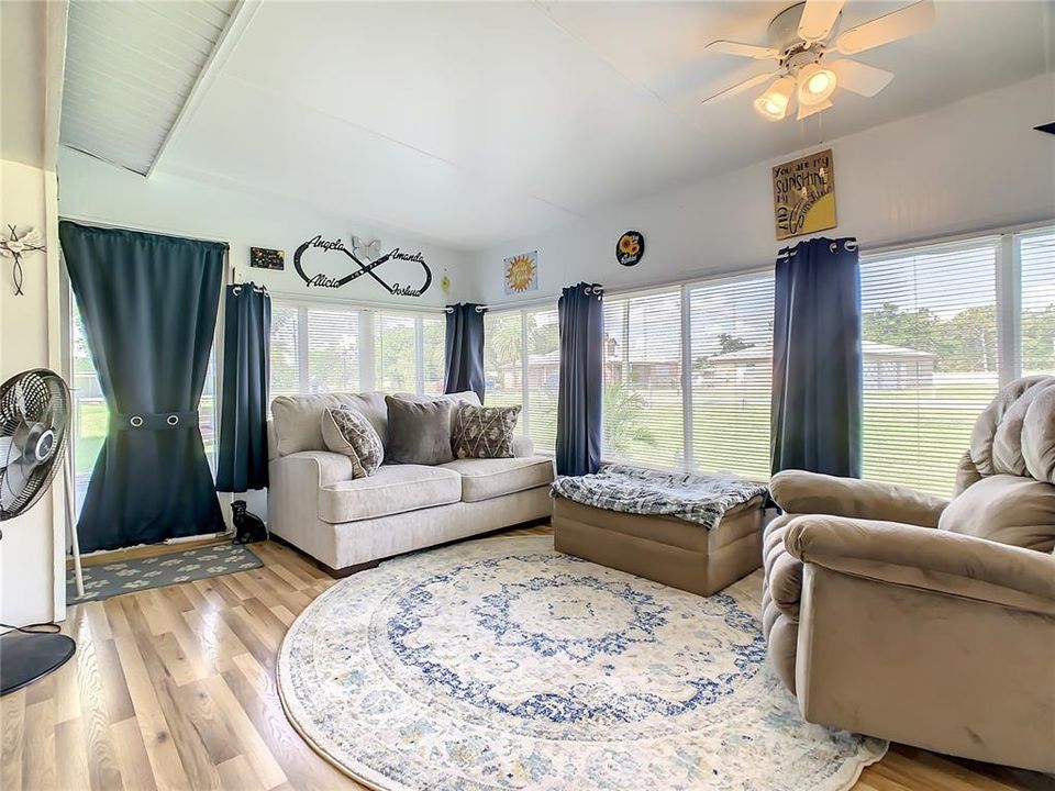Recently Sold: $250,000 (3 beds, 1 baths, 1272 Square Feet)