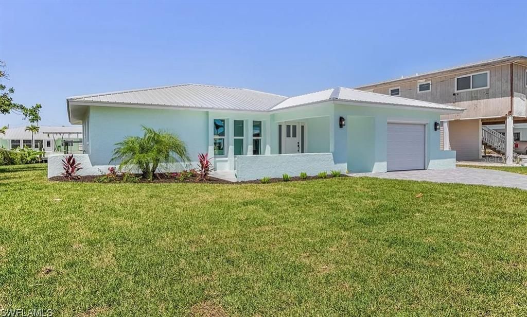 Recently Sold: $870,000 (3 beds, 2 baths, 1348 Square Feet)