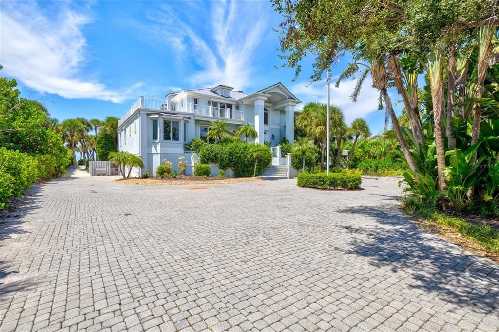 Recently Sold: $4,695,000 (4 beds, 5 baths, 5312 Square Feet)