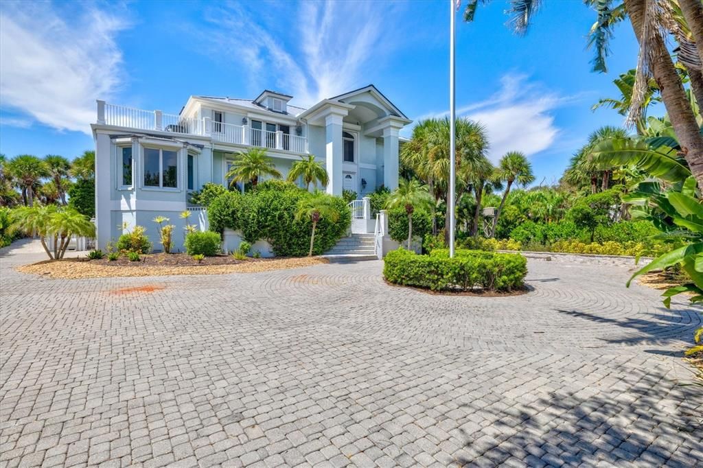 Recently Sold: $4,695,000 (4 beds, 5 baths, 5312 Square Feet)