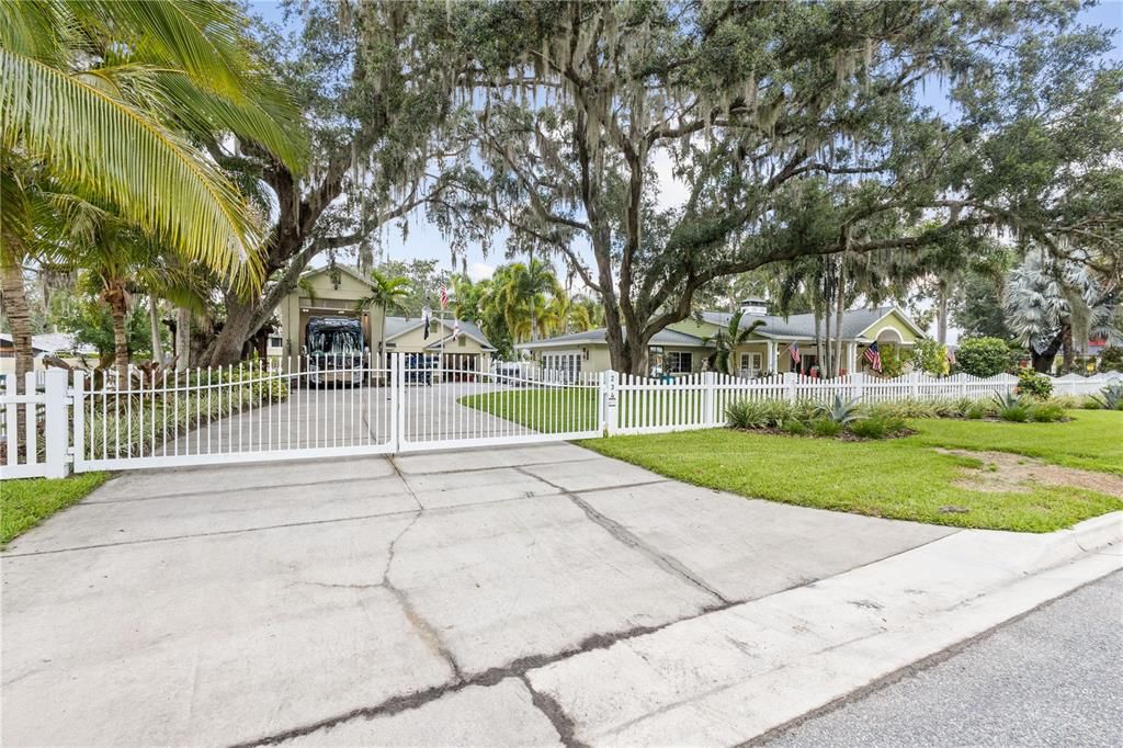 Recently Sold: $899,900 (3 beds, 3 baths, 3695 Square Feet)