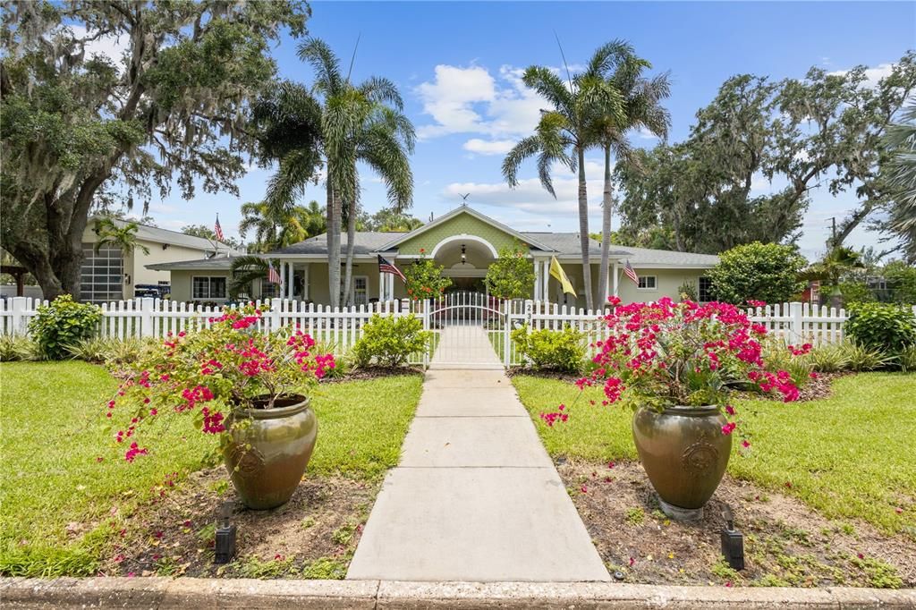 Recently Sold: $899,900 (3 beds, 3 baths, 3695 Square Feet)