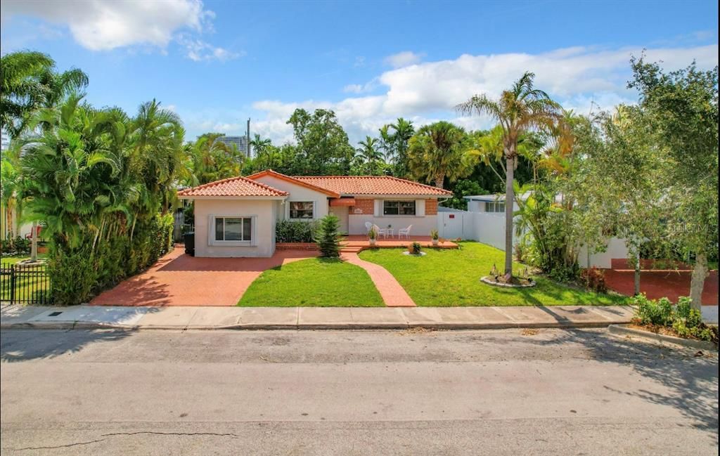 Recently Sold: $965,000 (3 beds, 2 baths, 1899 Square Feet)
