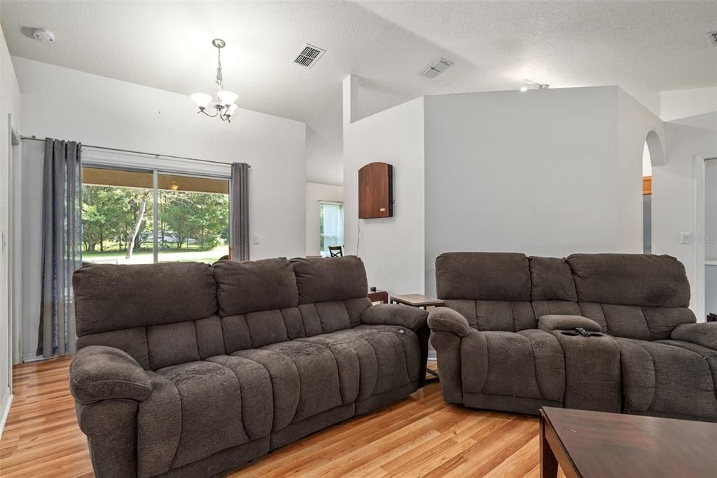 Recently Sold: $425,000 (3 beds, 2 baths, 1508 Square Feet)