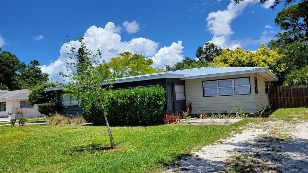 Recently Rented: $1,995 (2 beds, 1 baths, 900 Square Feet)