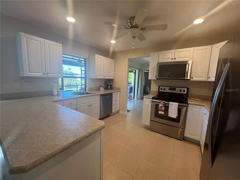 Active With Contract: $1,950 (3 beds, 2 baths, 1776 Square Feet)