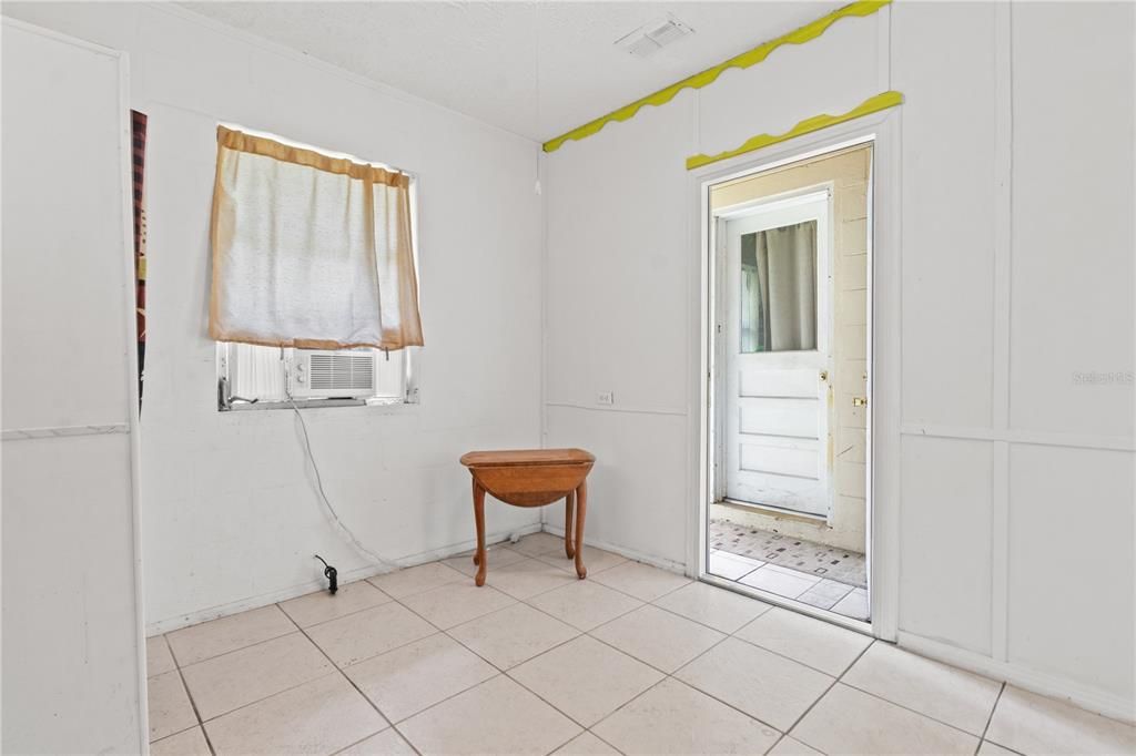 For Sale: $225,000 (2 beds, 1 baths, 1073 Square Feet)