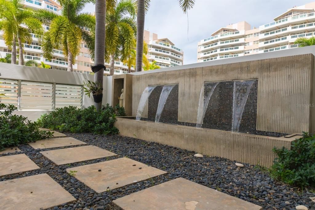 Recently Sold: $675,000 (2 beds, 2 baths, 2225.3 Square Feet)