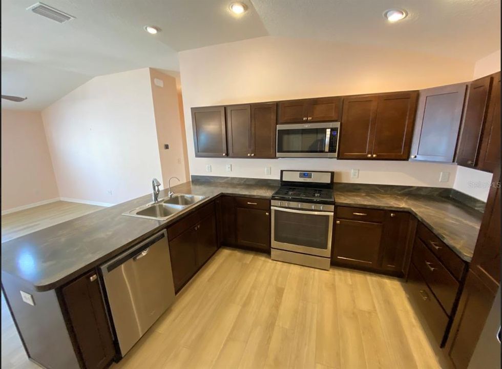 Recently Rented: $1,895 (2 beds, 2 baths, 1280 Square Feet)