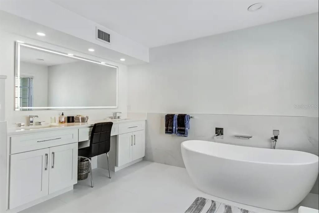 Master en-suite Bath