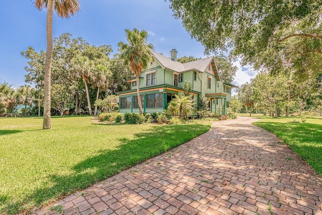 Recently Sold: $1,750,000 (6 beds, 3 baths, 3364 Square Feet)