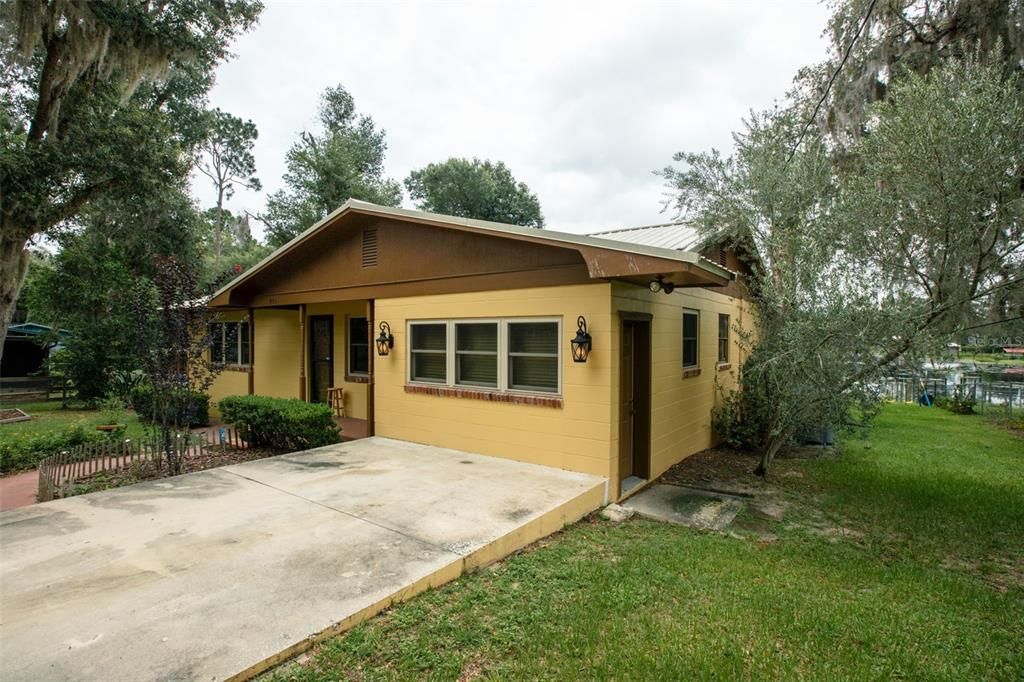 Recently Sold: $370,000 (3 beds, 2 baths, 1576 Square Feet)