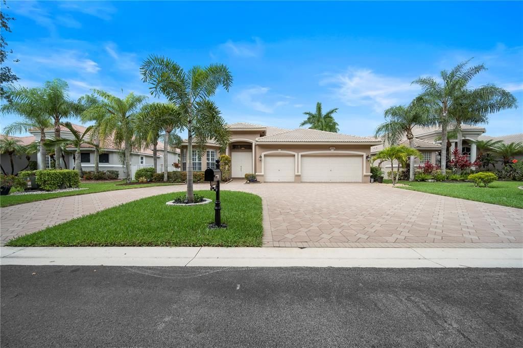 Recently Sold: $825,000 (3 beds, 3 baths, 2525 Square Feet)