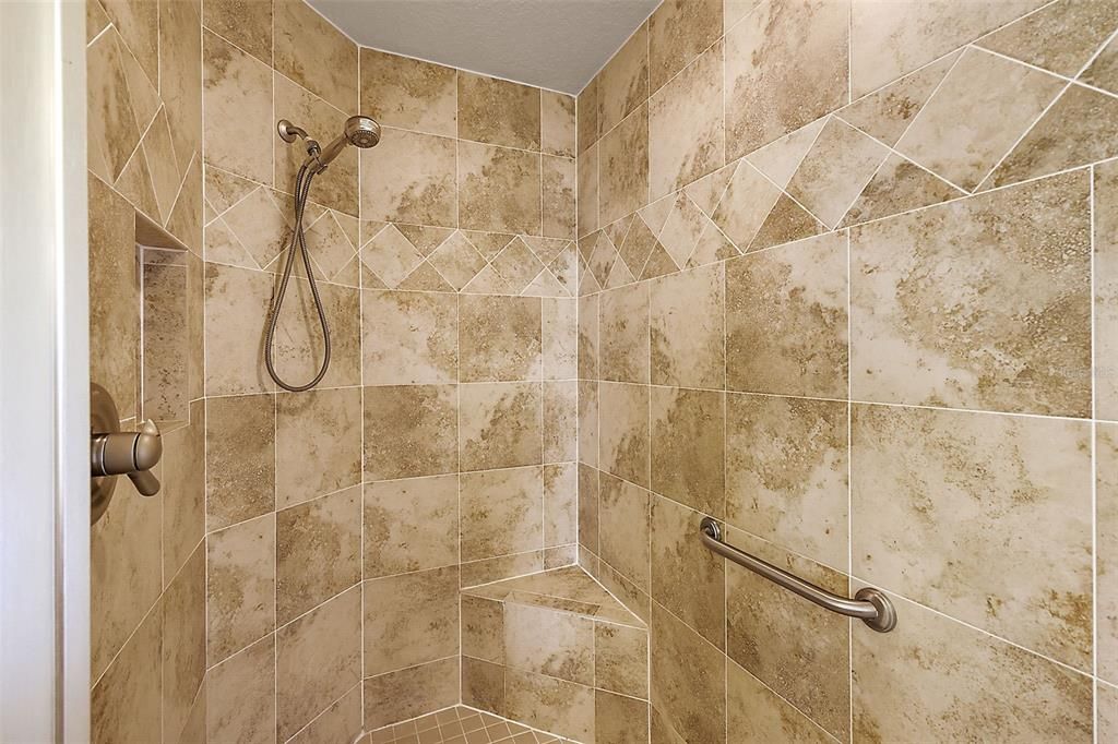 En suite w/tiled walk in  shower