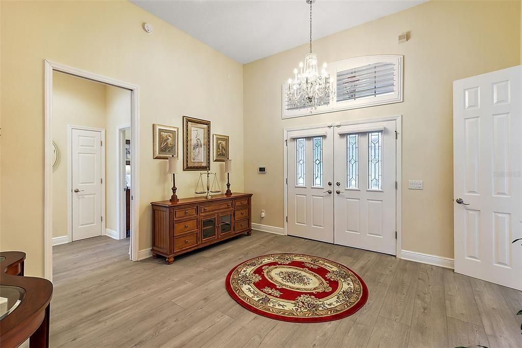 Impressive foyer w/chandelier & high ceiling