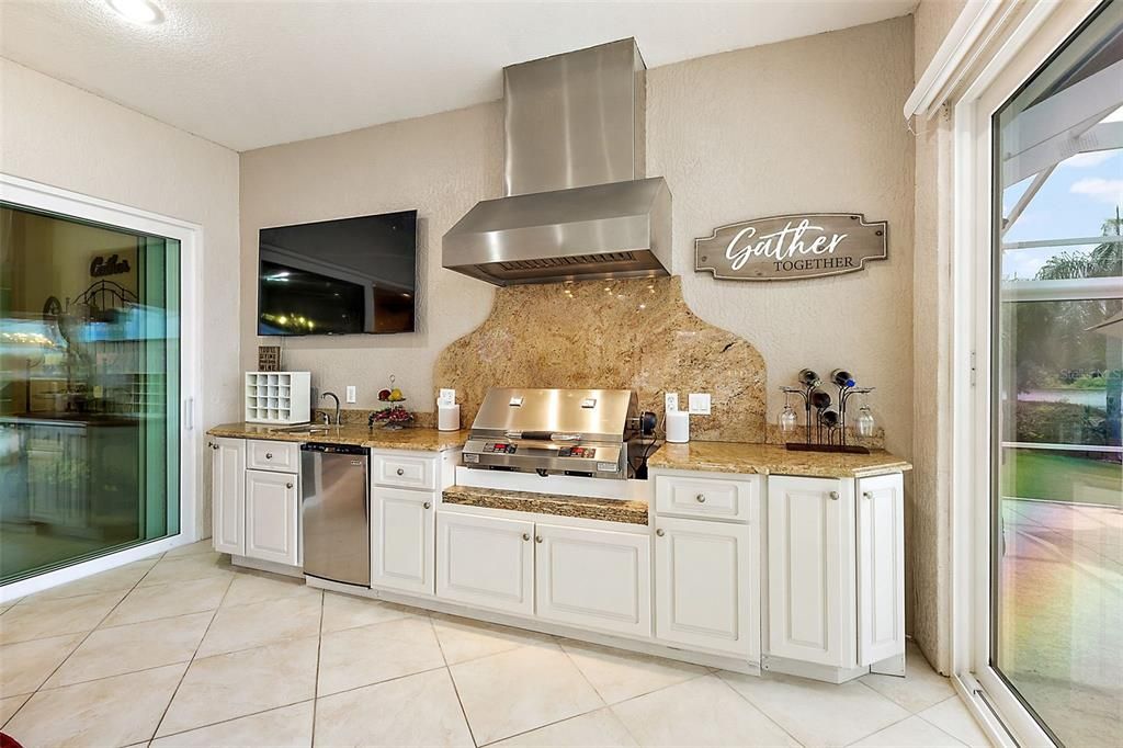 Summer kitchen w/wet bar