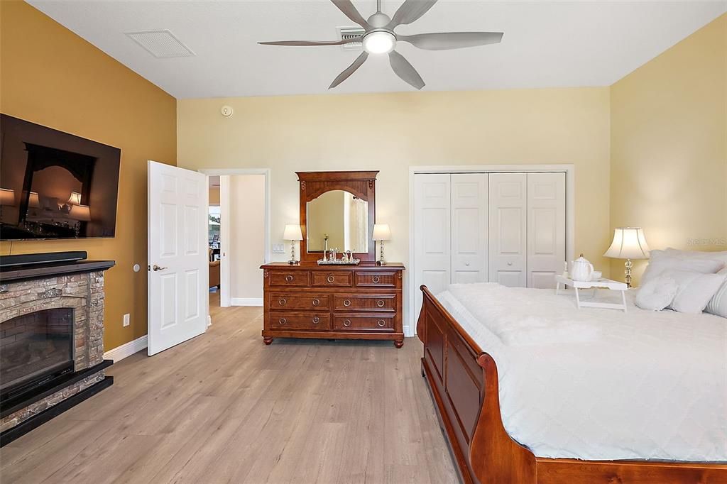 Bedroom 2 w/double closet & laminate flooring