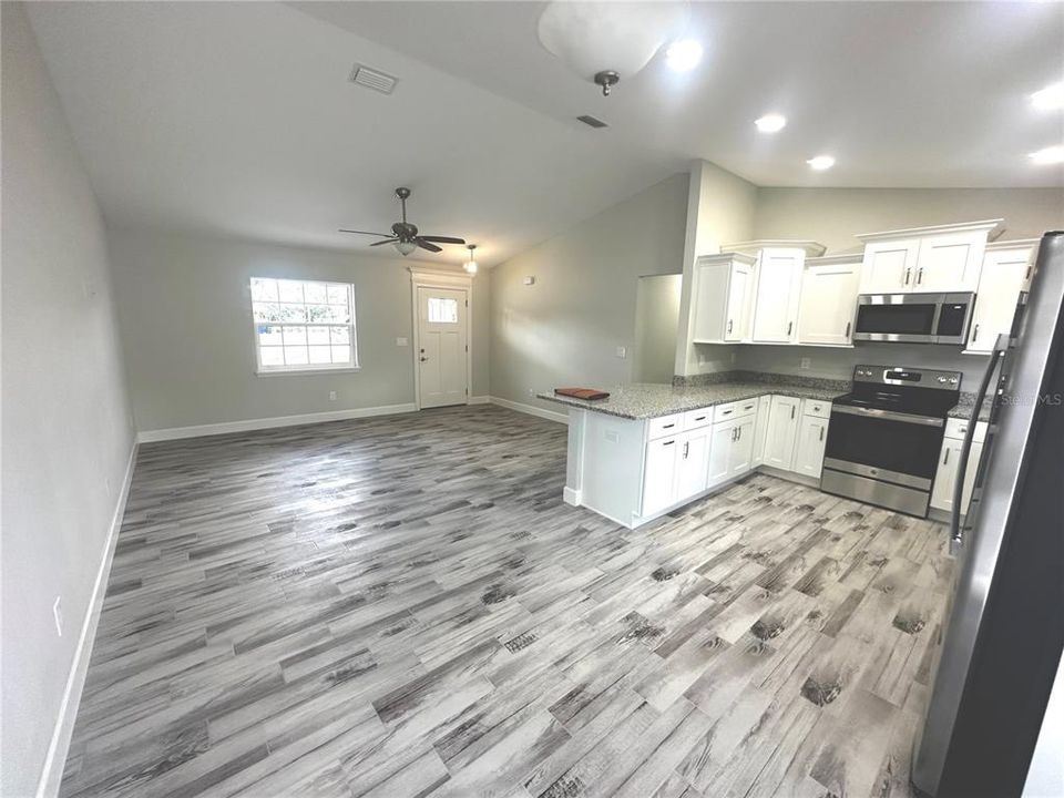 For Sale: $299,900 (3 beds, 2 baths, 1323 Square Feet)