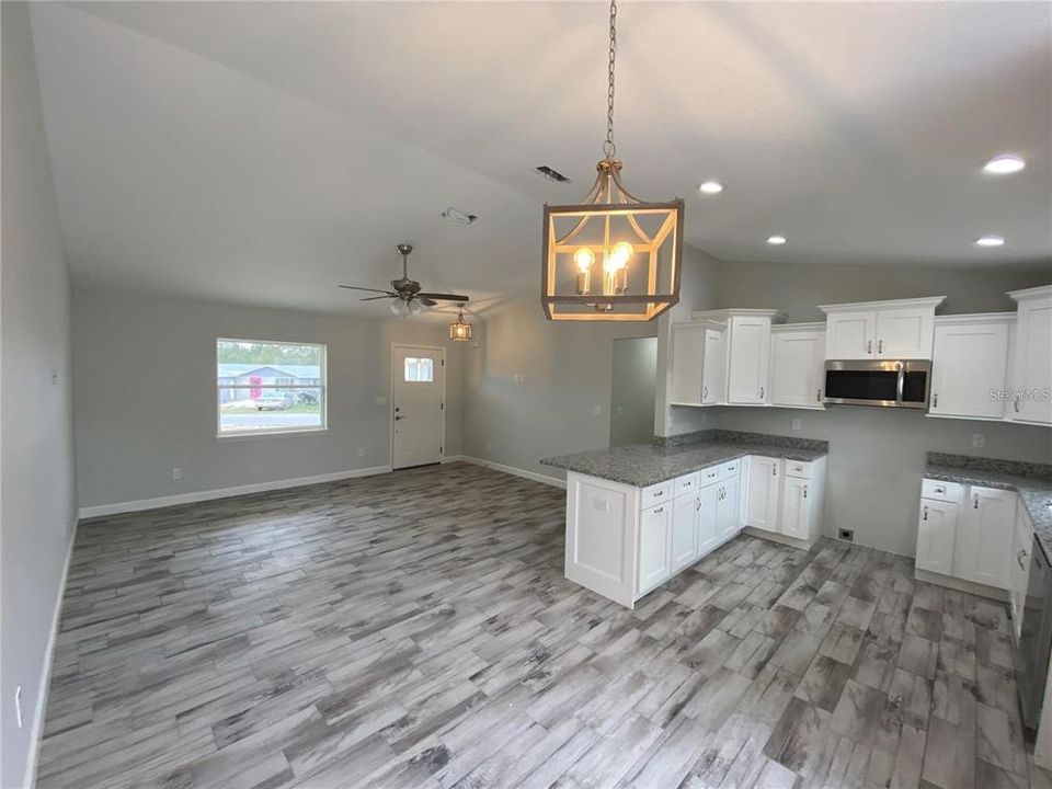 For Sale: $299,900 (3 beds, 2 baths, 1323 Square Feet)