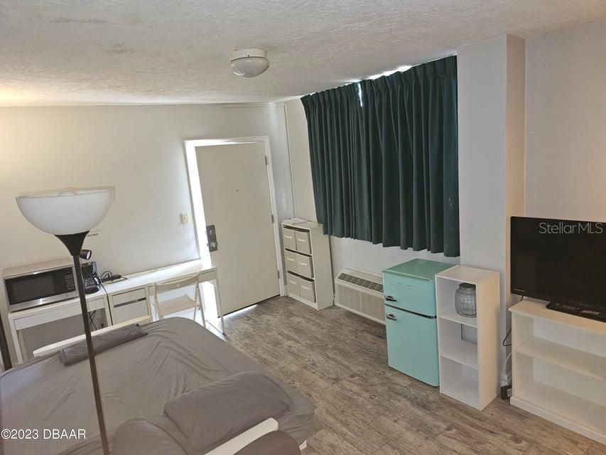 For Sale: $79,000 (1 beds, 1 baths, 221 Square Feet)