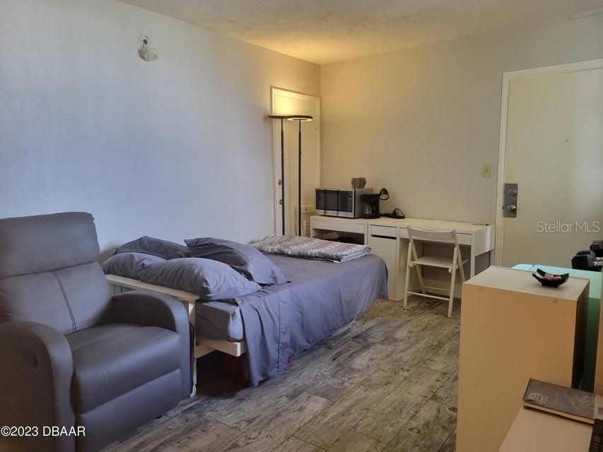 For Sale: $79,000 (1 beds, 1 baths, 221 Square Feet)