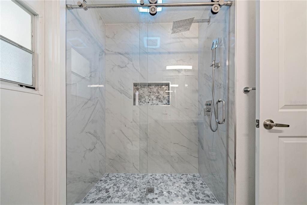 最近售出: $649,900 (4 贝兹, 3 浴室, 2200 平方英尺)
