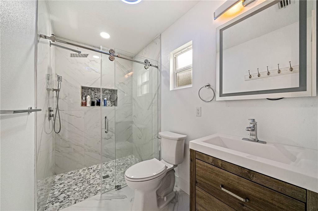 最近售出: $649,900 (4 贝兹, 3 浴室, 2200 平方英尺)