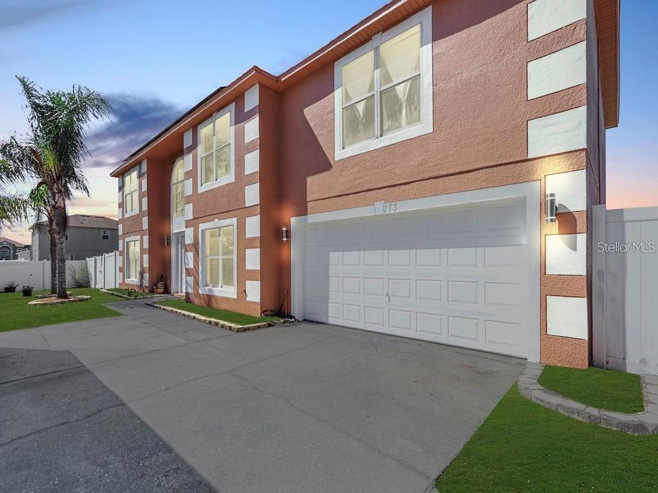 Recently Rented: $2,794 (5 beds, 2 baths, 2940 Square Feet)