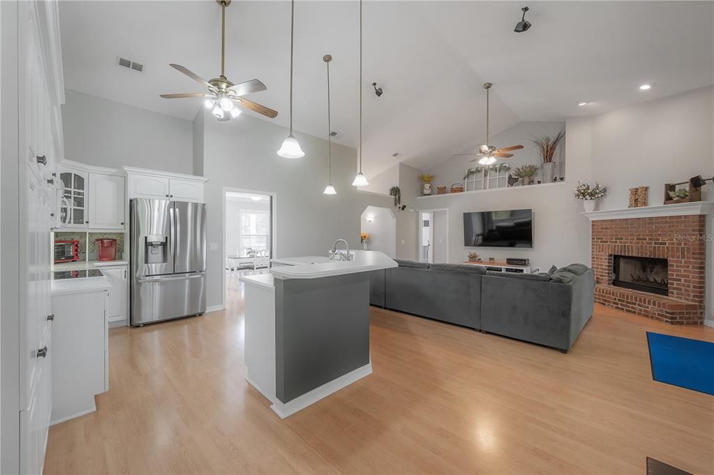 Recently Sold: $450,000 (3 beds, 2 baths, 1737 Square Feet)