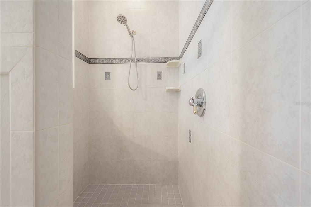 最近售出: $450,000 (3 贝兹, 2 浴室, 1737 平方英尺)