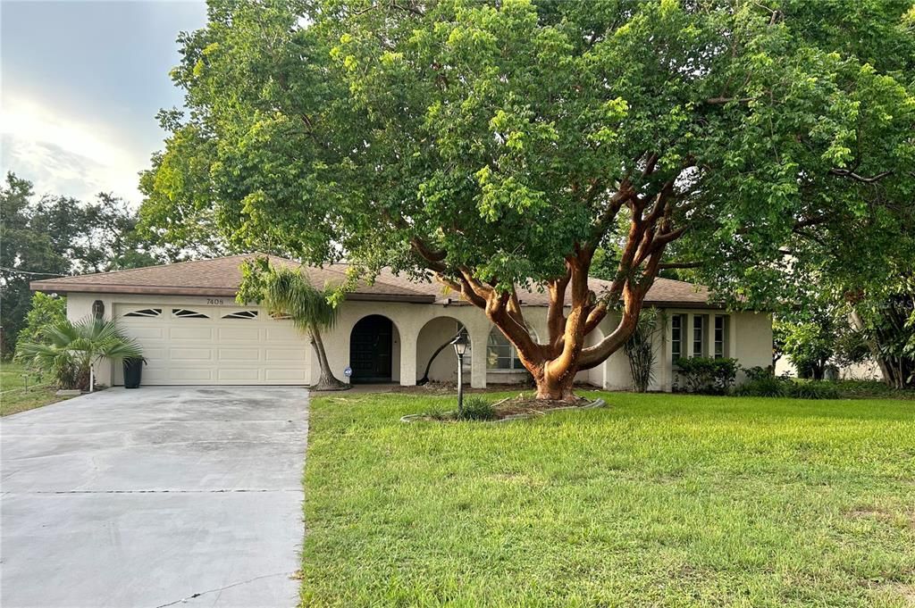 Recently Sold: $450,000 (4 beds, 2 baths, 2077 Square Feet)