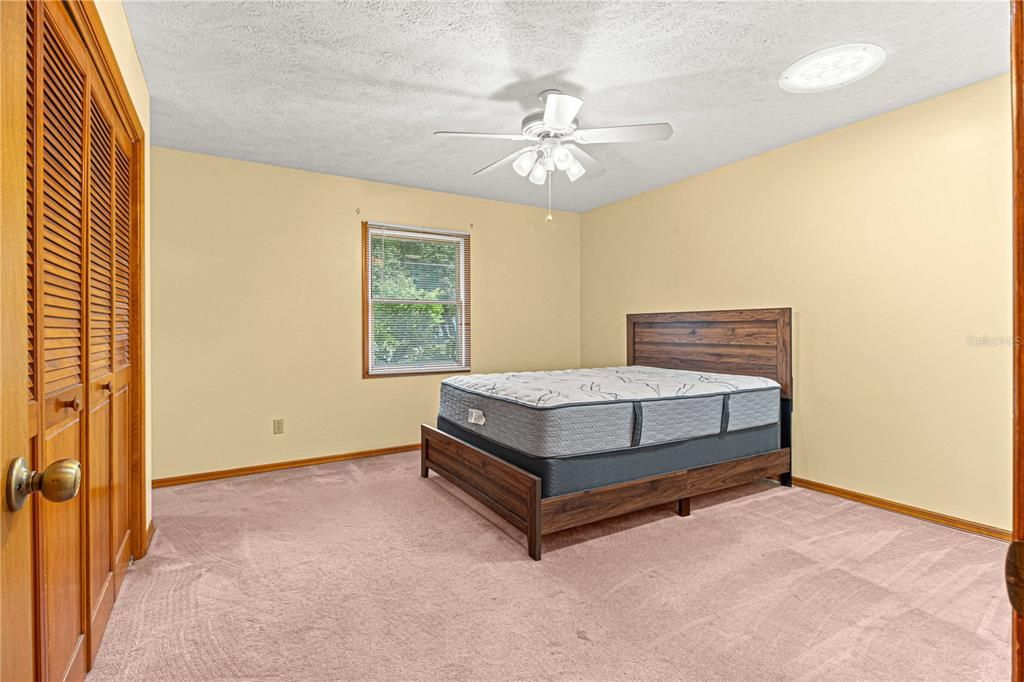 Vendido Recientemente: $340,000 (3 camas, 3 baños, 2587 Pies cuadrados)