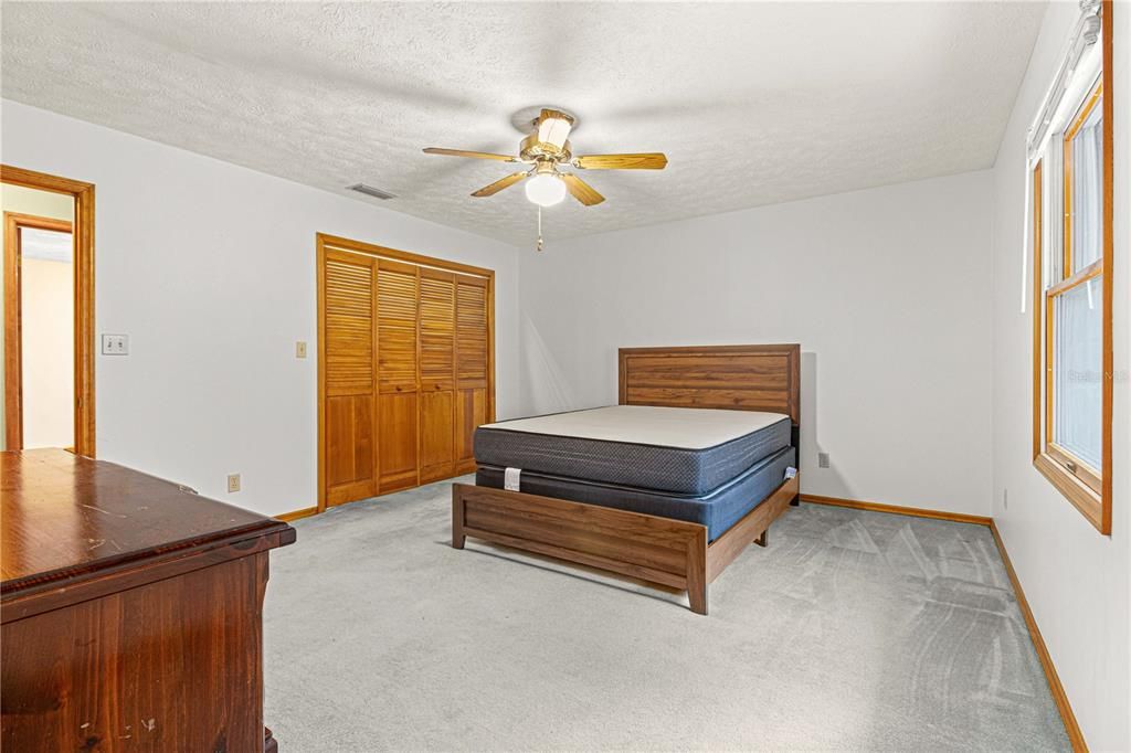 Vendido Recientemente: $340,000 (3 camas, 3 baños, 2587 Pies cuadrados)