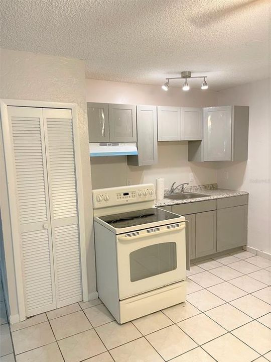 Recently Rented: $1,200 (2 beds, 1 baths, 810 Square Feet)