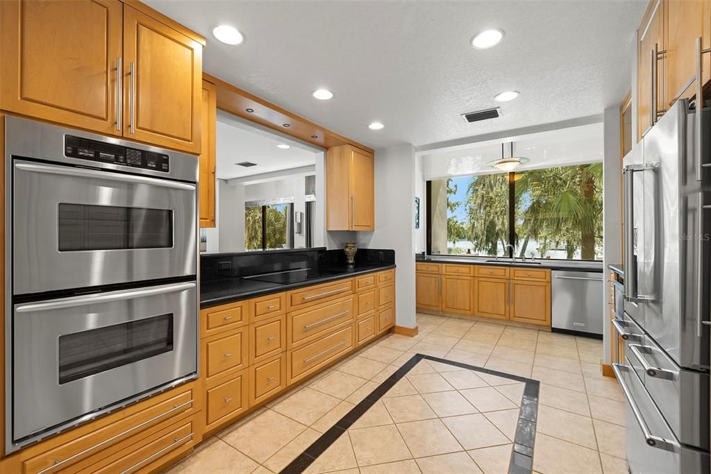 OVERSIZE KITCHEN WITH DOUBLE OVENS