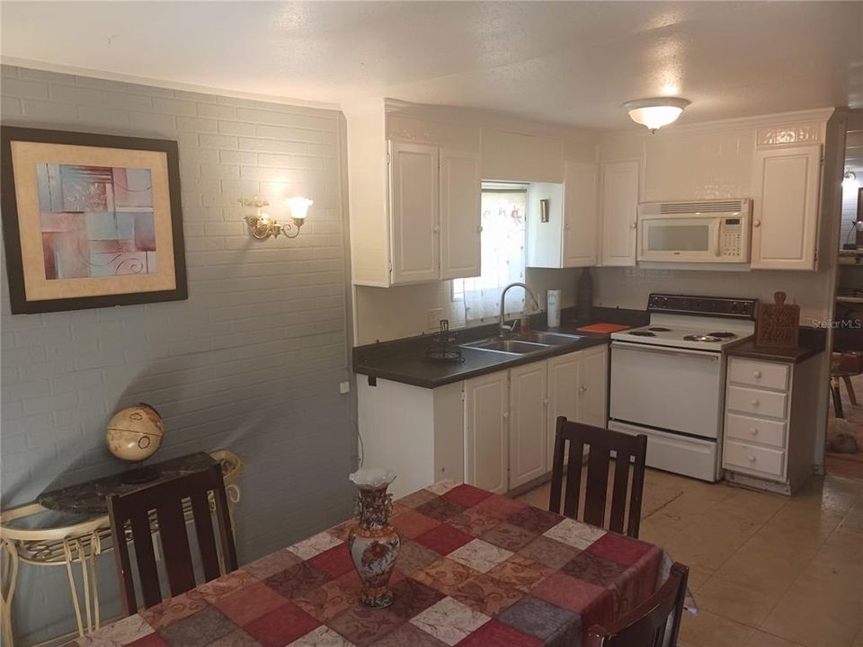 For Sale: $75,000 (2 beds, 1 baths, 720 Square Feet)