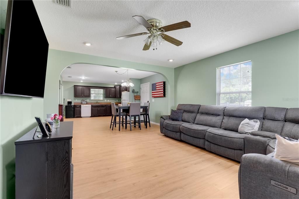 Recently Sold: $255,000 (3 beds, 2 baths, 1377 Square Feet)