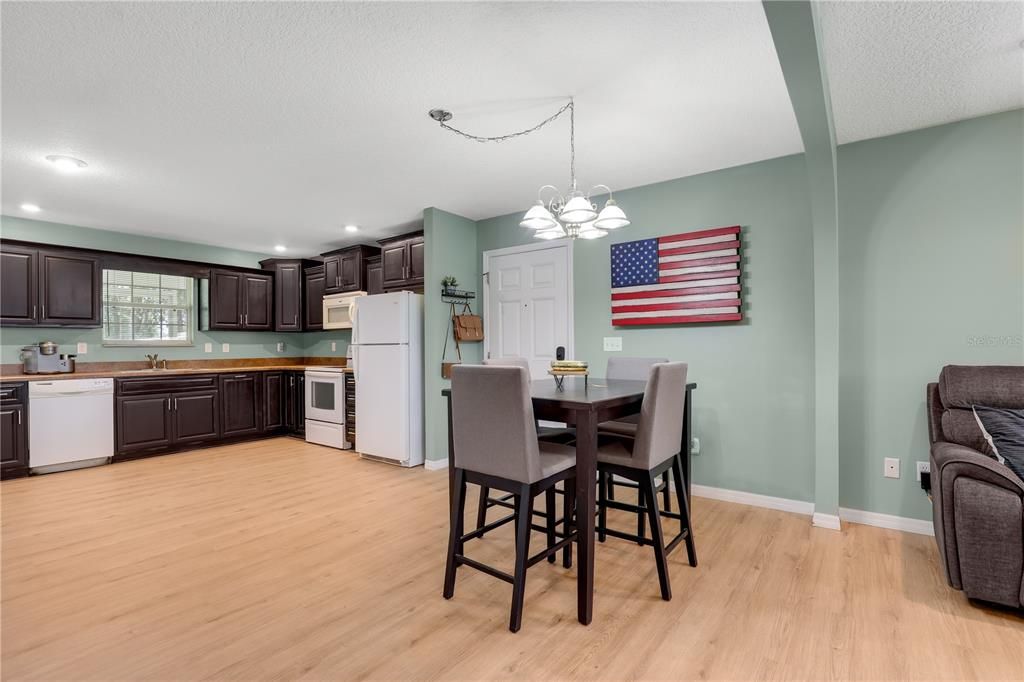 Recently Sold: $255,000 (3 beds, 2 baths, 1377 Square Feet)