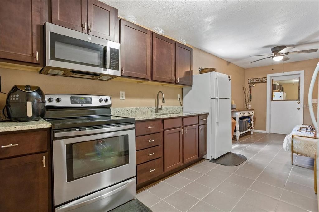 Recently Sold: $250,000 (3 beds, 1 baths, 1098 Square Feet)