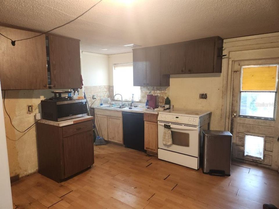 Recently Sold: $74,999 (2 beds, 1 baths, 1184 Square Feet)