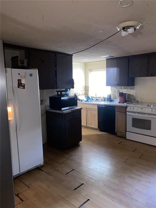 Recently Sold: $74,999 (2 beds, 1 baths, 1184 Square Feet)