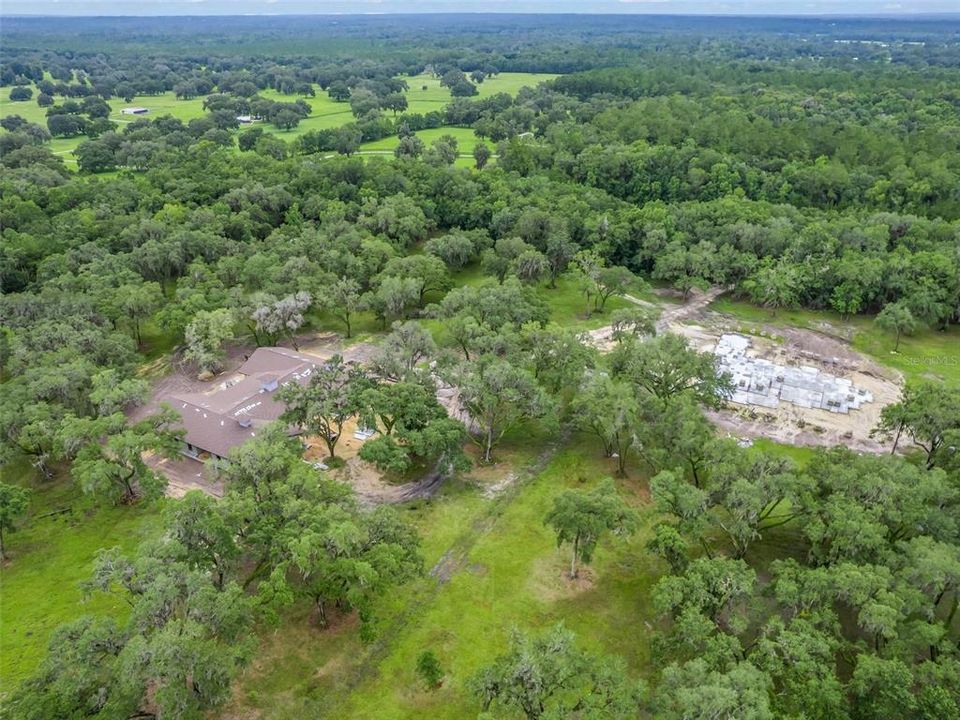 На продажу: $3,300,000 (26.77 acres)