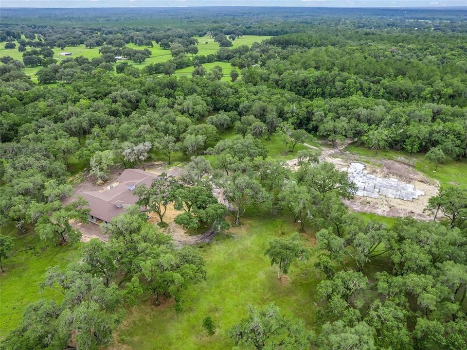 На продажу: $3,300,000 (26.77 acres)