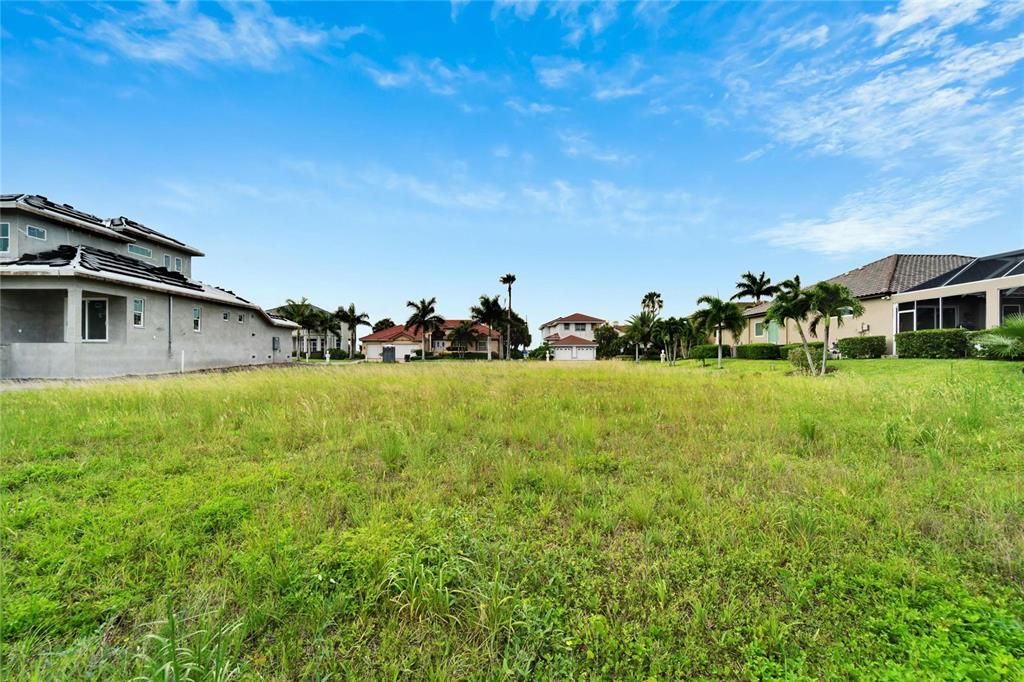 待售: $307,000 (0.30 acres)