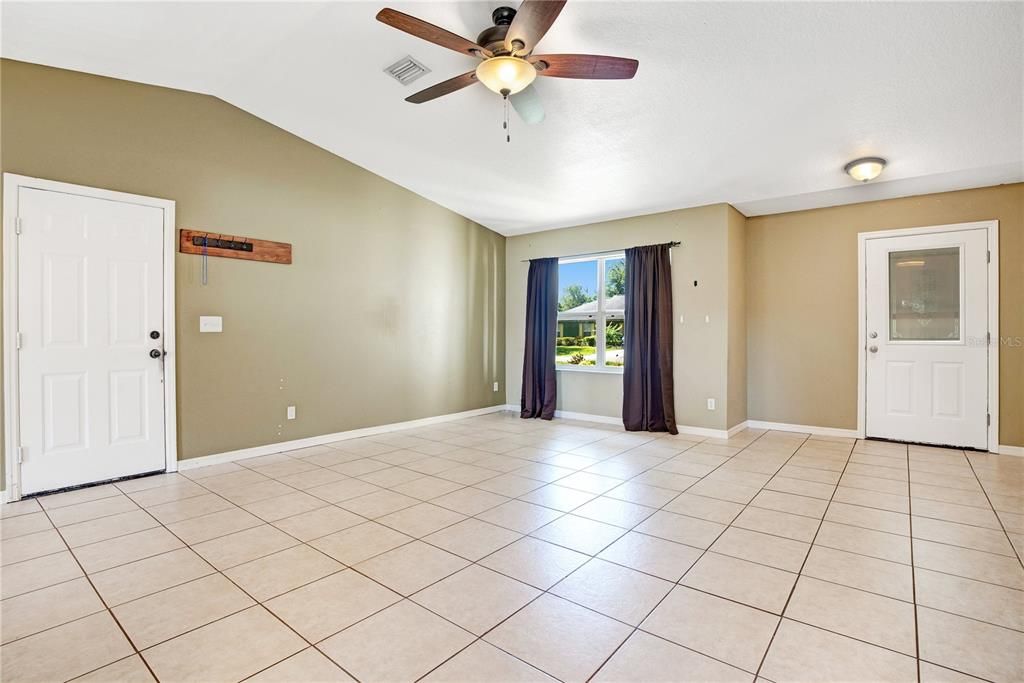 Recently Sold: $260,000 (3 beds, 2 baths, 1145 Square Feet)