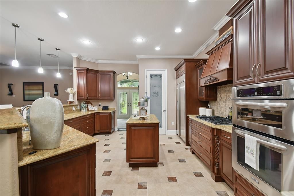 Beautiful custom Cabinets w/Granite