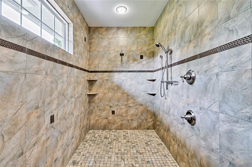 最近售出: $599,900 (4 贝兹, 2 浴室, 2706 平方英尺)