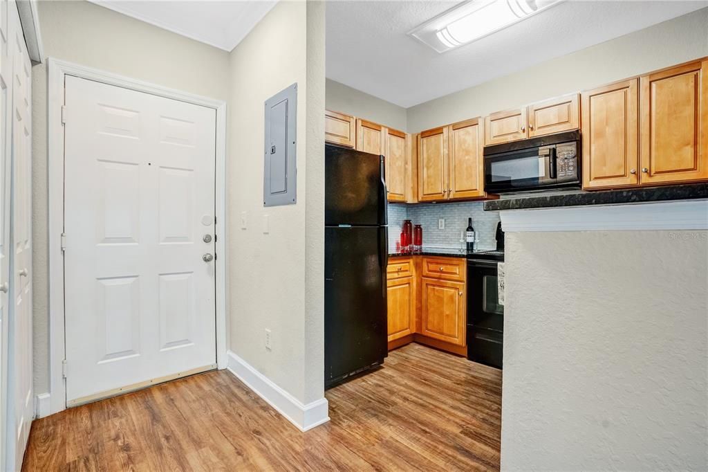 For Sale: $210,000 (1 beds, 1 baths, 667 Square Feet)