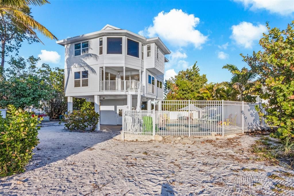 Recently Sold: $5,549,000 (5 beds, 4 baths, 2279 Square Feet)
