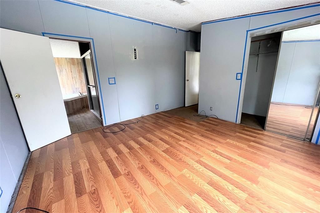 Vendido Recientemente: $220,000 (4 camas, 2 baños, 1512 Pies cuadrados)